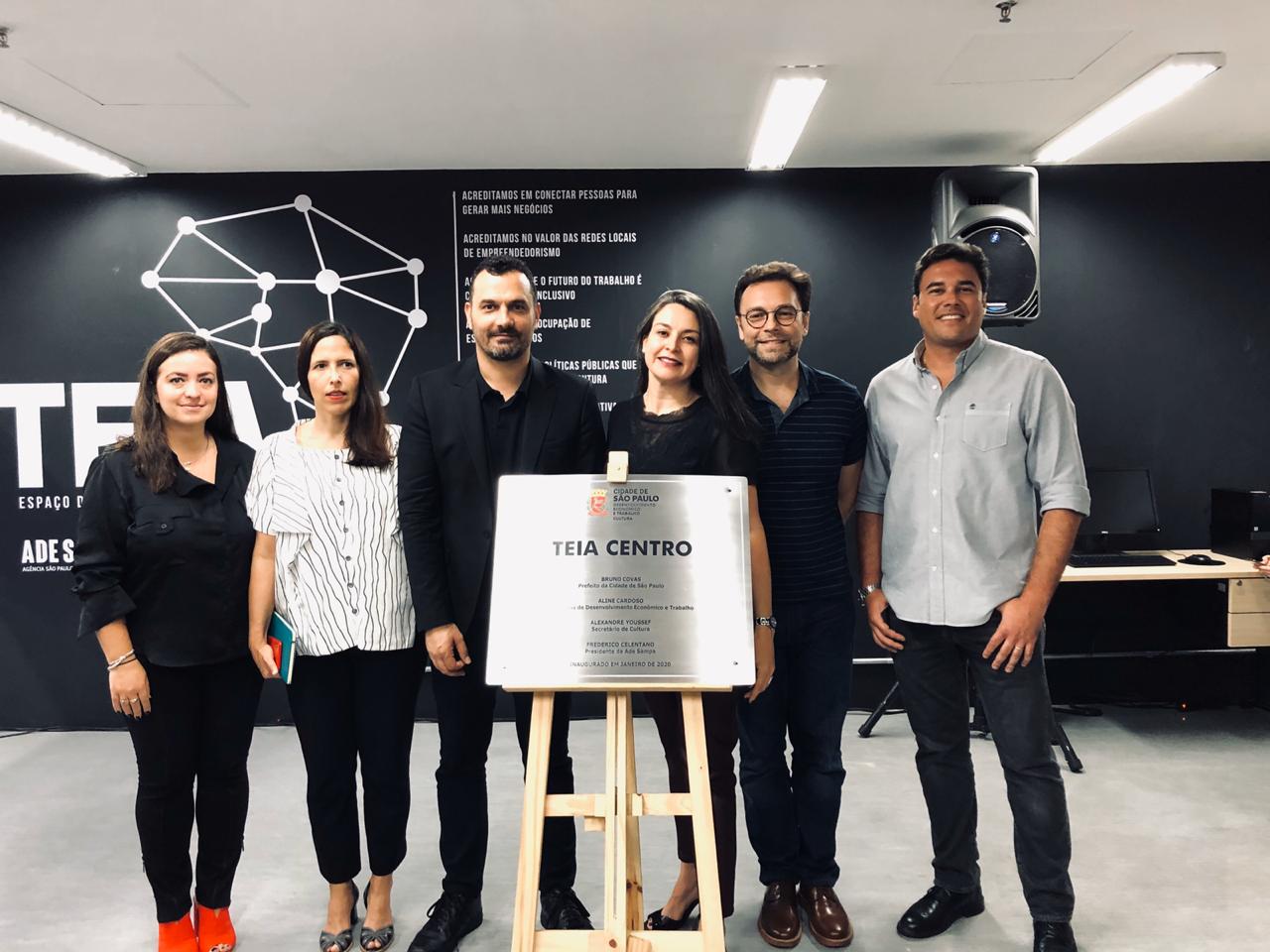 Secretários posam para a foto com a placa de inauguração do coworking